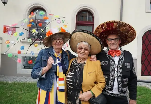 Strzelińskie Dni Seniora rozpoczęte – barwny przemarsz i konkurs na najlepszy rogalik