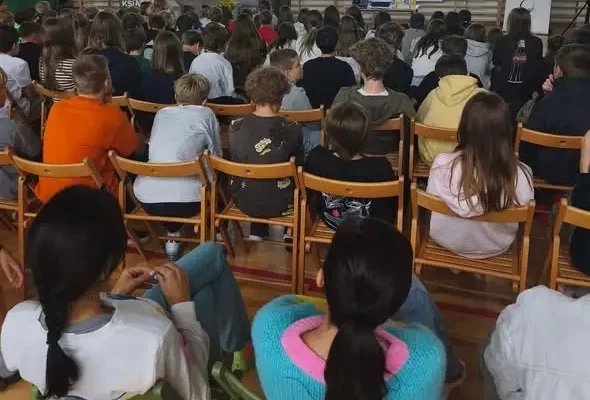 „Nie hejtuję – motywuję”. Ruszył cykl spotkań w szkołach gminy Wiązowna