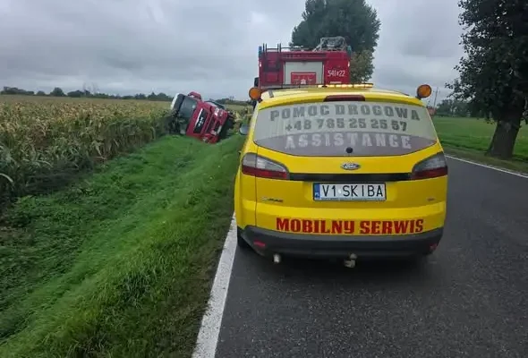 Ciężarówka w rowie na DW395 pod Strzelinem. Ruch wahadłowy i możliwe objazdy