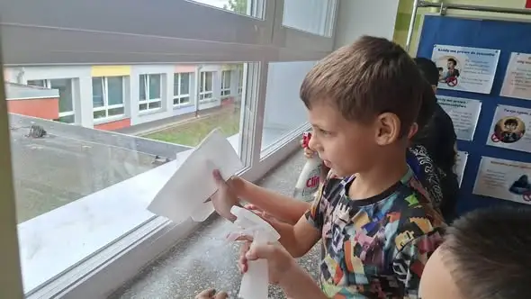 Klasa 2c sprawdza, czy domowy płyn do szyb działa lepiej niż sklepowy