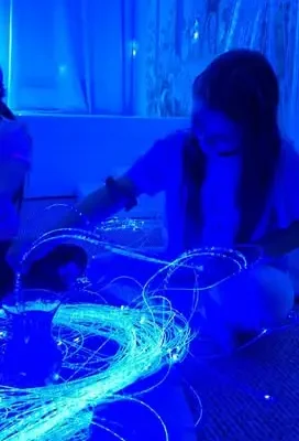 Sensoryczna podróż w świat deszczu – zajęcia w Sali Doświadczania Świata w Wiązowie