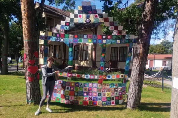 Seniorki z Gminy Wiązowna współtworzą szydełkową instalację Świdermajera