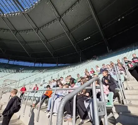 Uczniowie klas 5a i 5b zwiedzili Tarczyński Arena – sportowa wyprawa pełna emocji