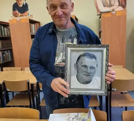 Haftowane portrety nauczycieli z nieistniejącej już Szkoły Podstawowej nr 1 w Strzelinie trafiły do Biblioteki Pedagogicznej