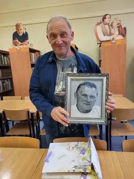 Haftowane portrety nauczycieli z nieistniejącej już Szkoły Podstawowej nr 1 w Strzelinie trafiły do Biblioteki Pedagogicznej