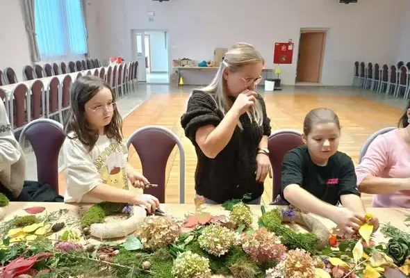 Jesienne wianki połączyły pokolenia w Gminnym Ośrodku Kultury w Przewornie
