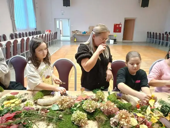 Jesienne wianki połączyły pokolenia w Gminnym Ośrodku Kultury w Przewornie