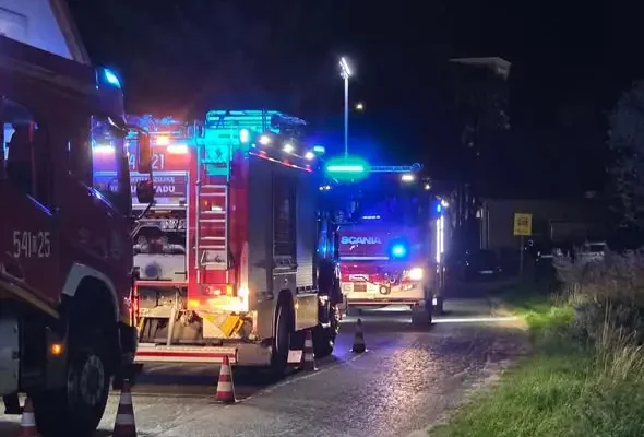 Pożar budynku gospodarczego w Nowolesiu — akcja strażaków