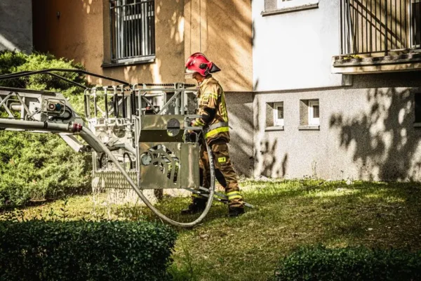 Jeż utknął pod paczkomatem w Strzelinie. Interweniowała straż pożarna