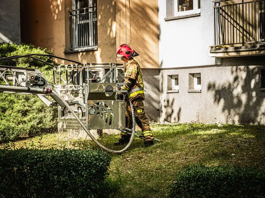 Jeż utknął pod paczkomatem w Strzelinie. Interweniowała straż pożarna